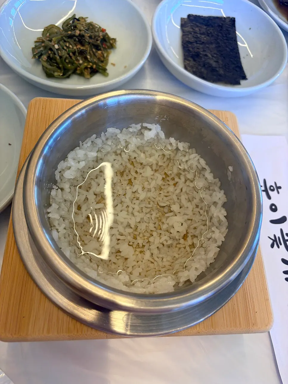 Stone-pot rice served with the gejang set