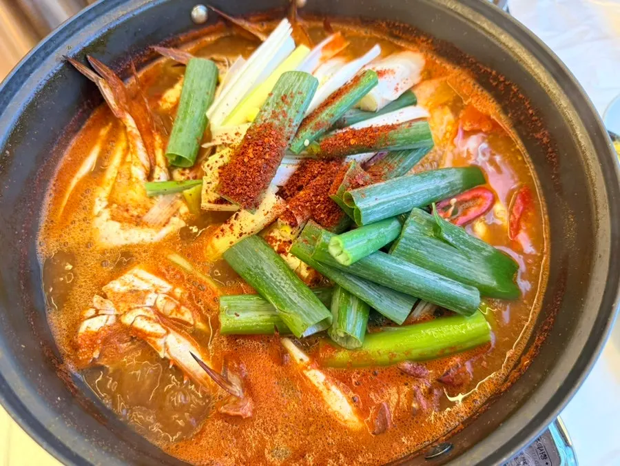 꽃게가 푸짐하게 담긴 꽃게탕