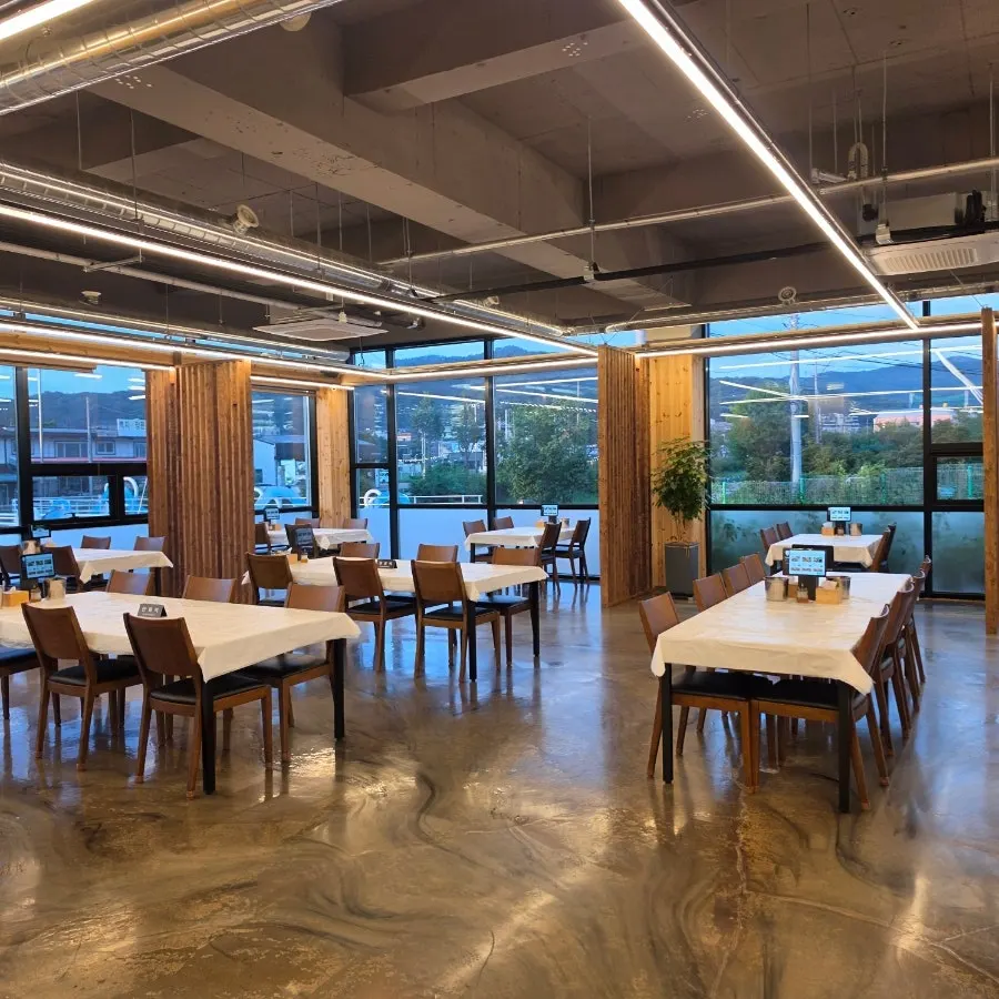 Restaurant tables suitable for group gatherings