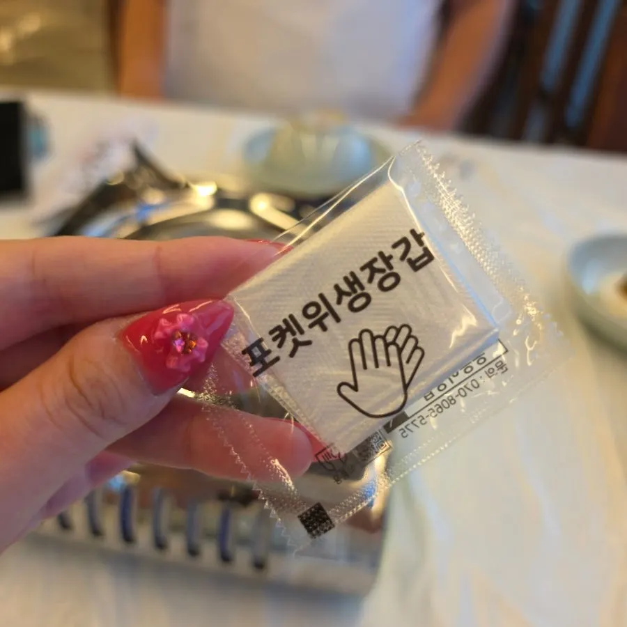 Disposable gloves for eating crab