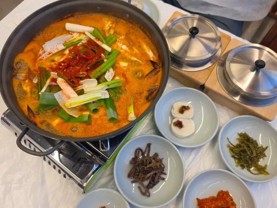 Crab soup served with an hourglass