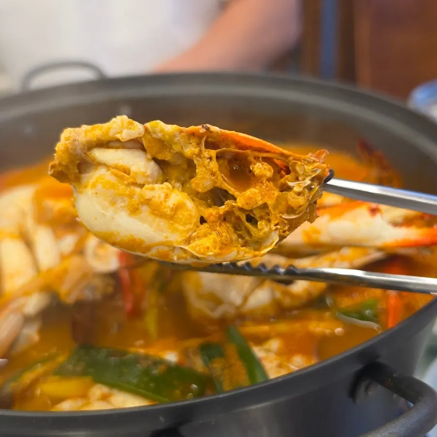 Refreshing spicy crab soup broth and crabs