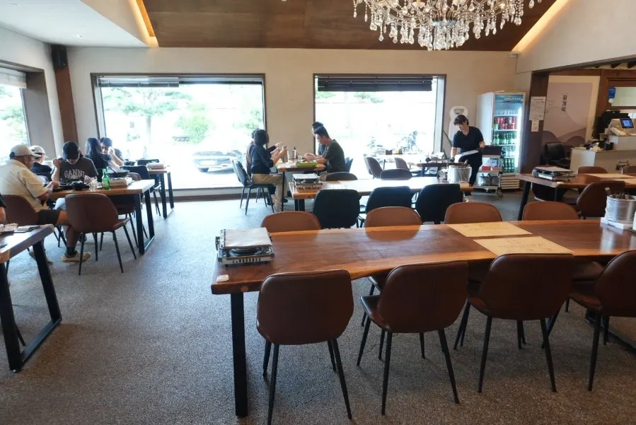 꽃게옥 천안유량동점 주차장과 건물