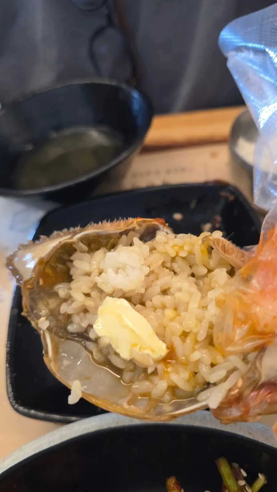 밥 위에 올린 알배기 간장게장 살