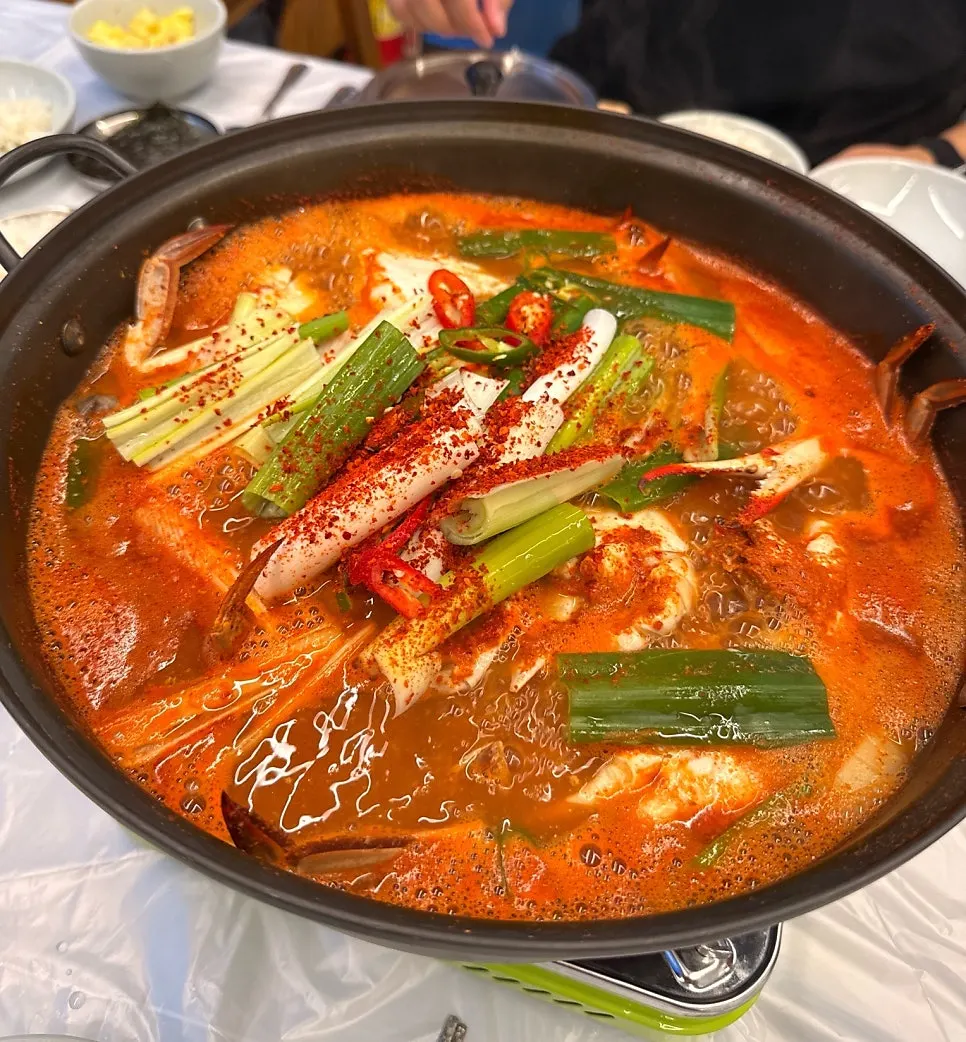 The small-size Traditional Crab Soup pot set on the burner