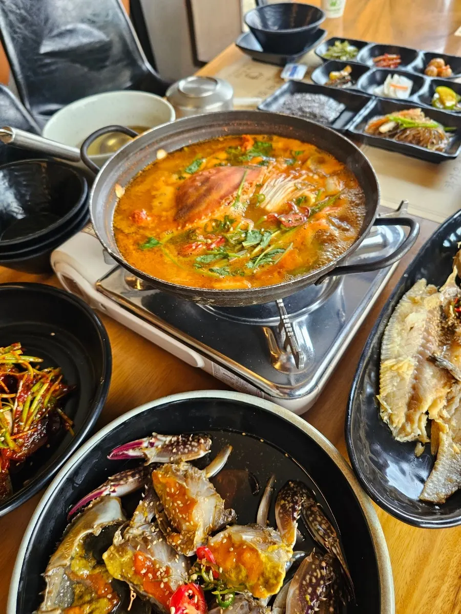 반찬과 게장이 함께 차려진 꽃게옥 3인 상차림