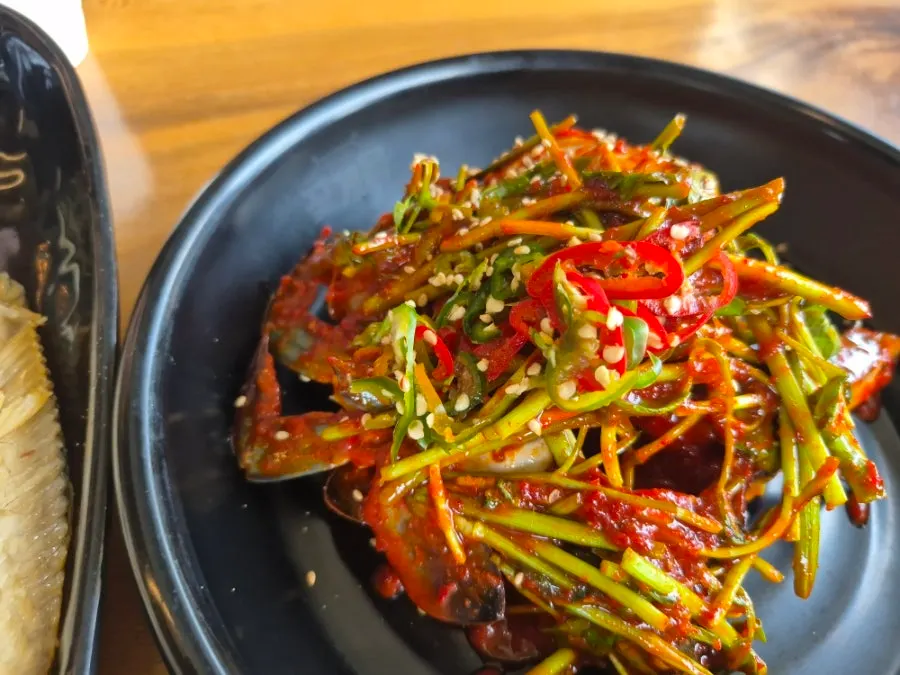 살이 꽉 찬 꽃게옥 간장게장 접시