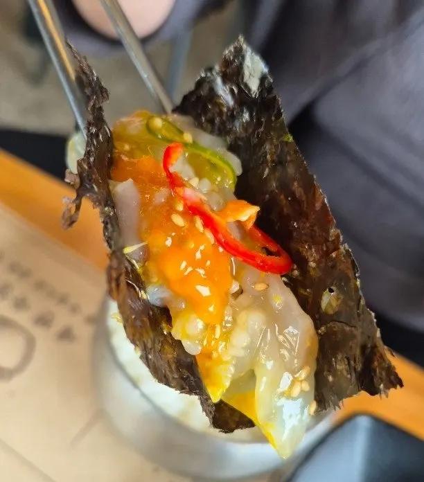 흰밥 위에 올린 꽃게옥 간장게장 한 점