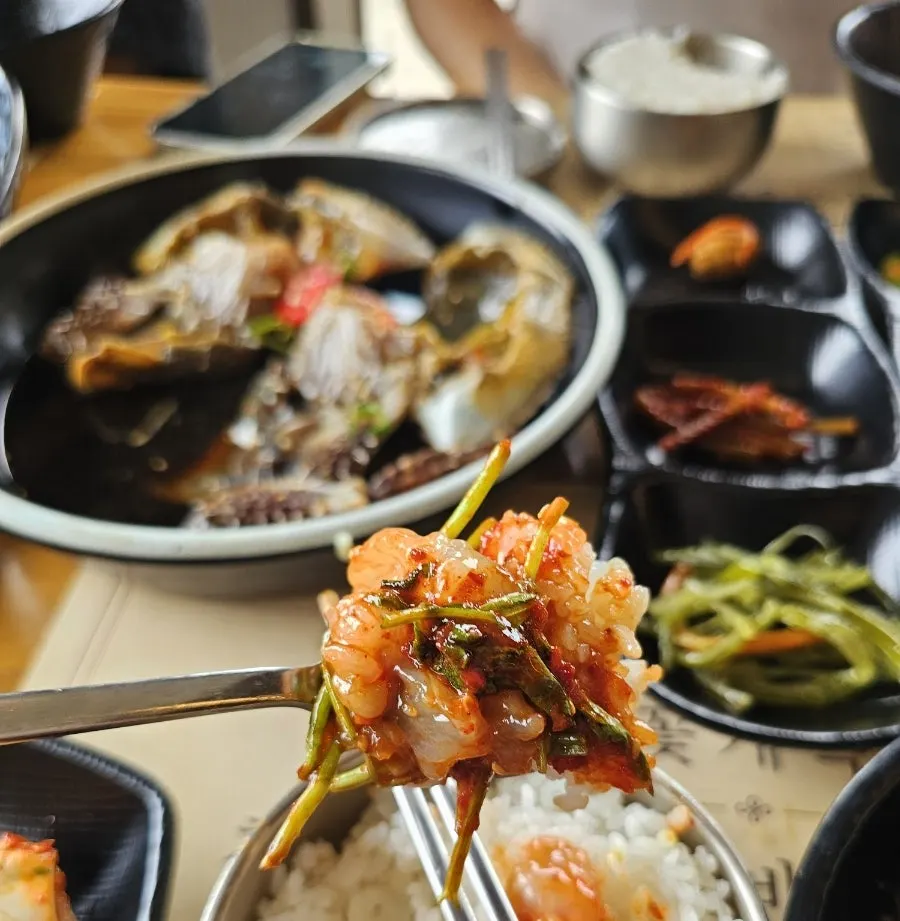흰밥에 올린 꽃게옥 양념게장