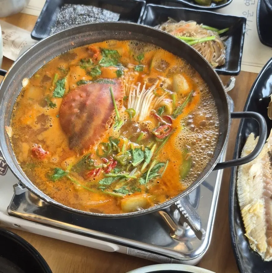 꽃게 한 마리가 통으로 들어간 꽃게탕