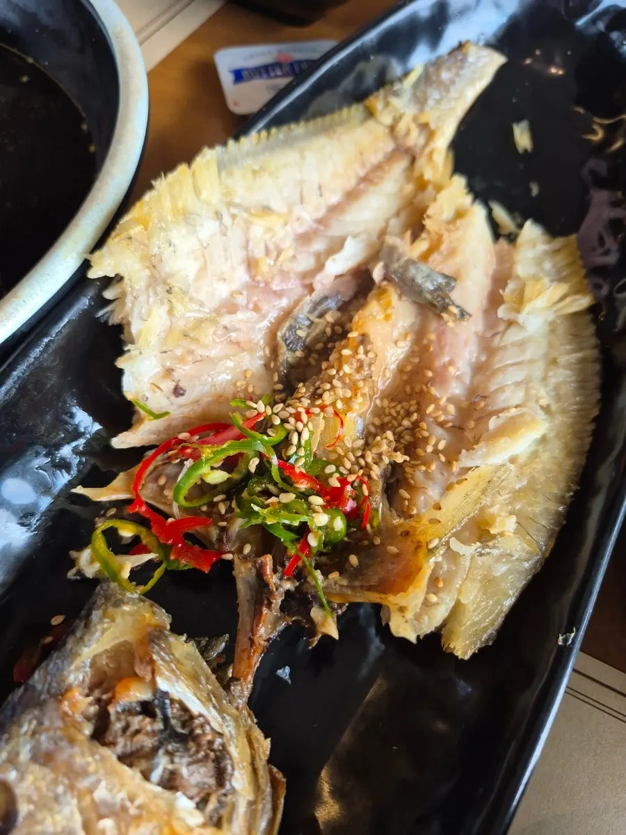 녹차물과 함께 먹는 꽃게옥 보리굴비