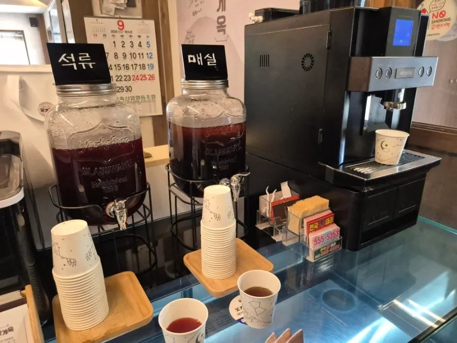 석류·매실·커피가 준비된 후식 코너