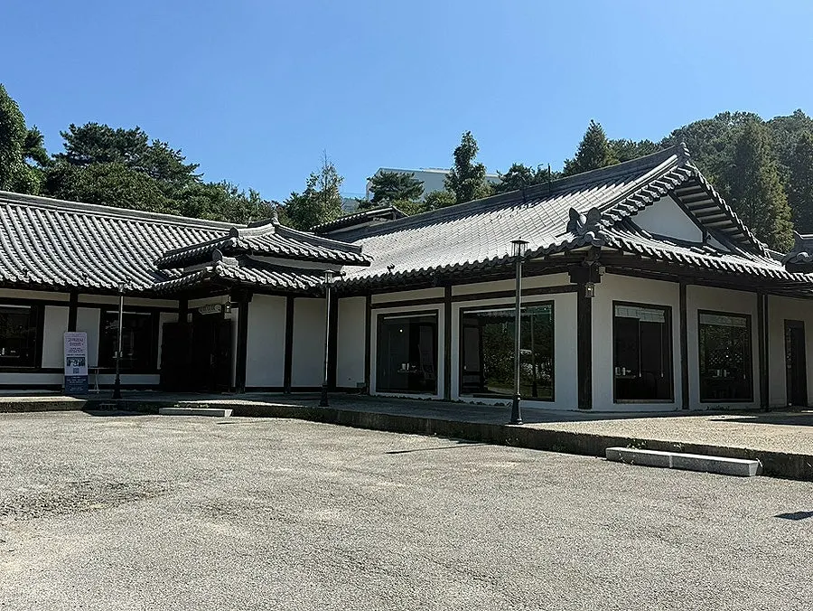 Hanok-style exterior of Kkotgeok in Yuryang-dong, Cheonan