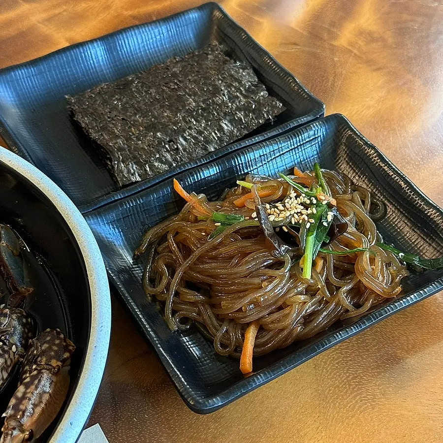 Neatly arranged basic side dishes at Kkotgeok