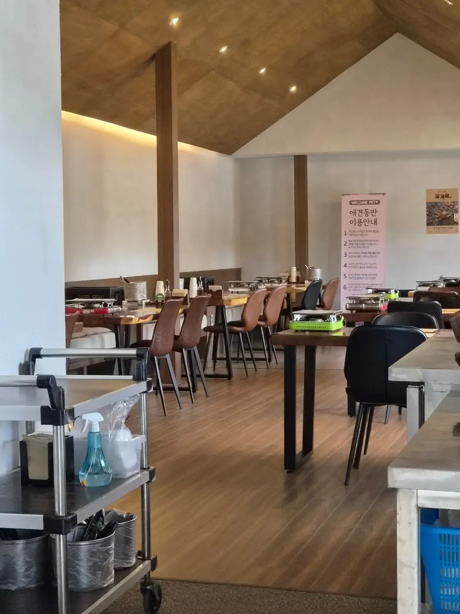 Interior of Kkotgeok's dog-friendly annex building