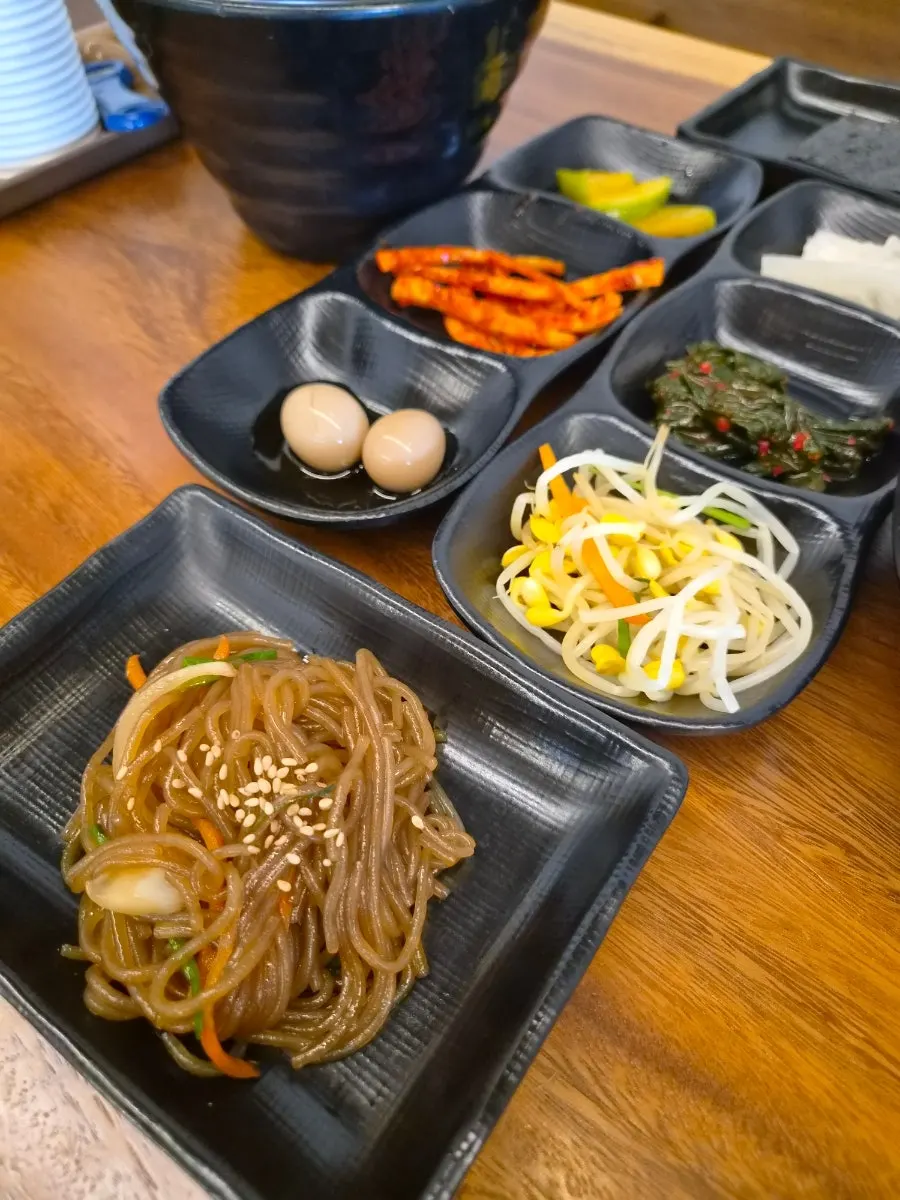 Kkotgeok's basic side dishes and seaweed soup set-up