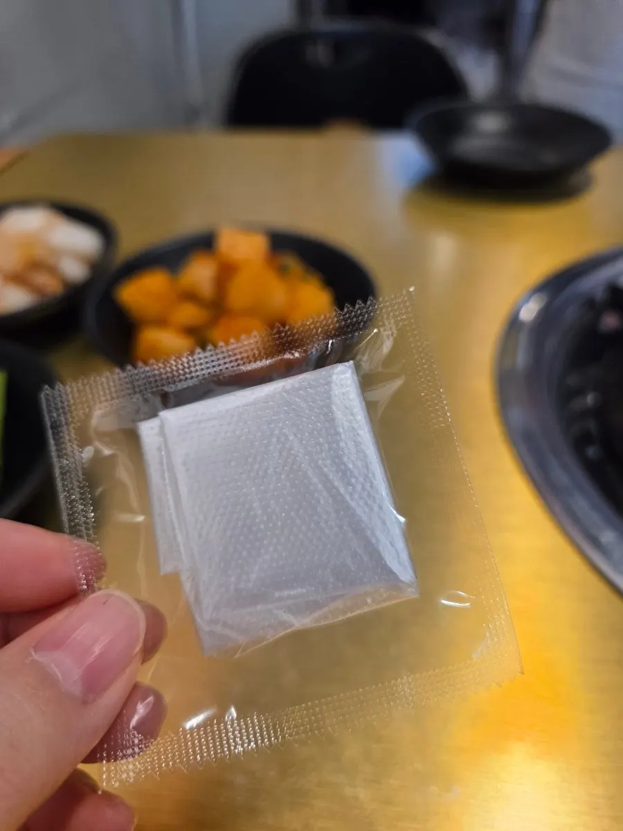 감자탕과 함께 나온 기본 반찬 접시