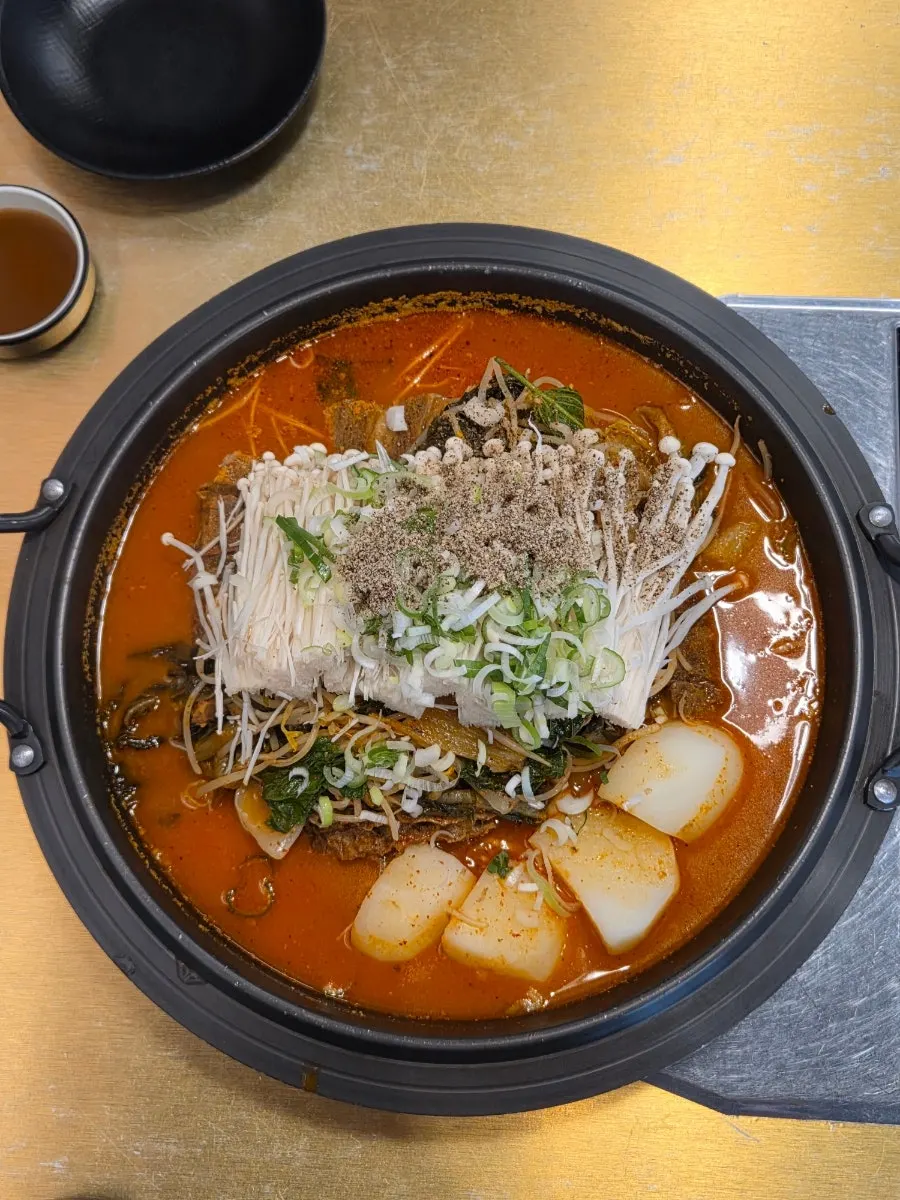 푸짐하게 차려진 청춘감자탕 소 사이즈