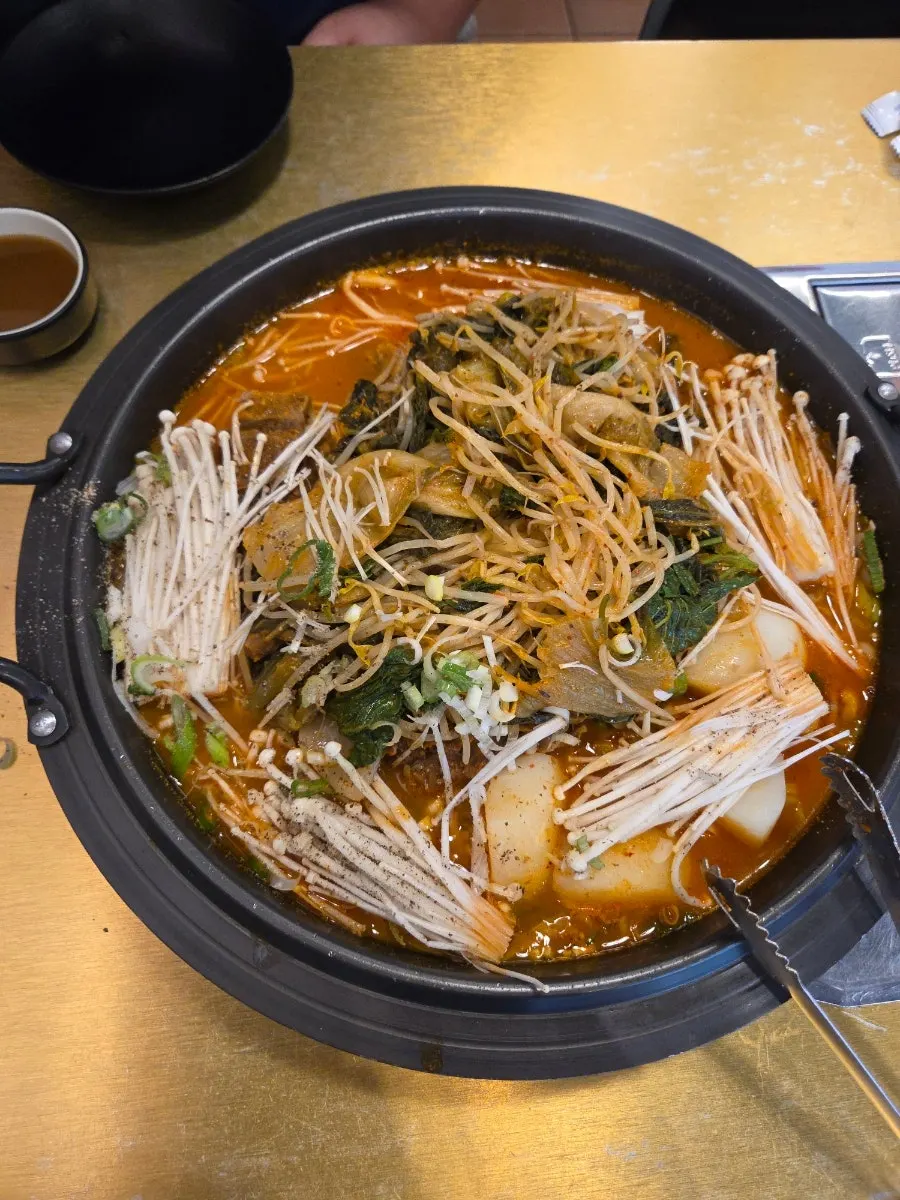 끓고 있는 감자탕 냄비 속 재료