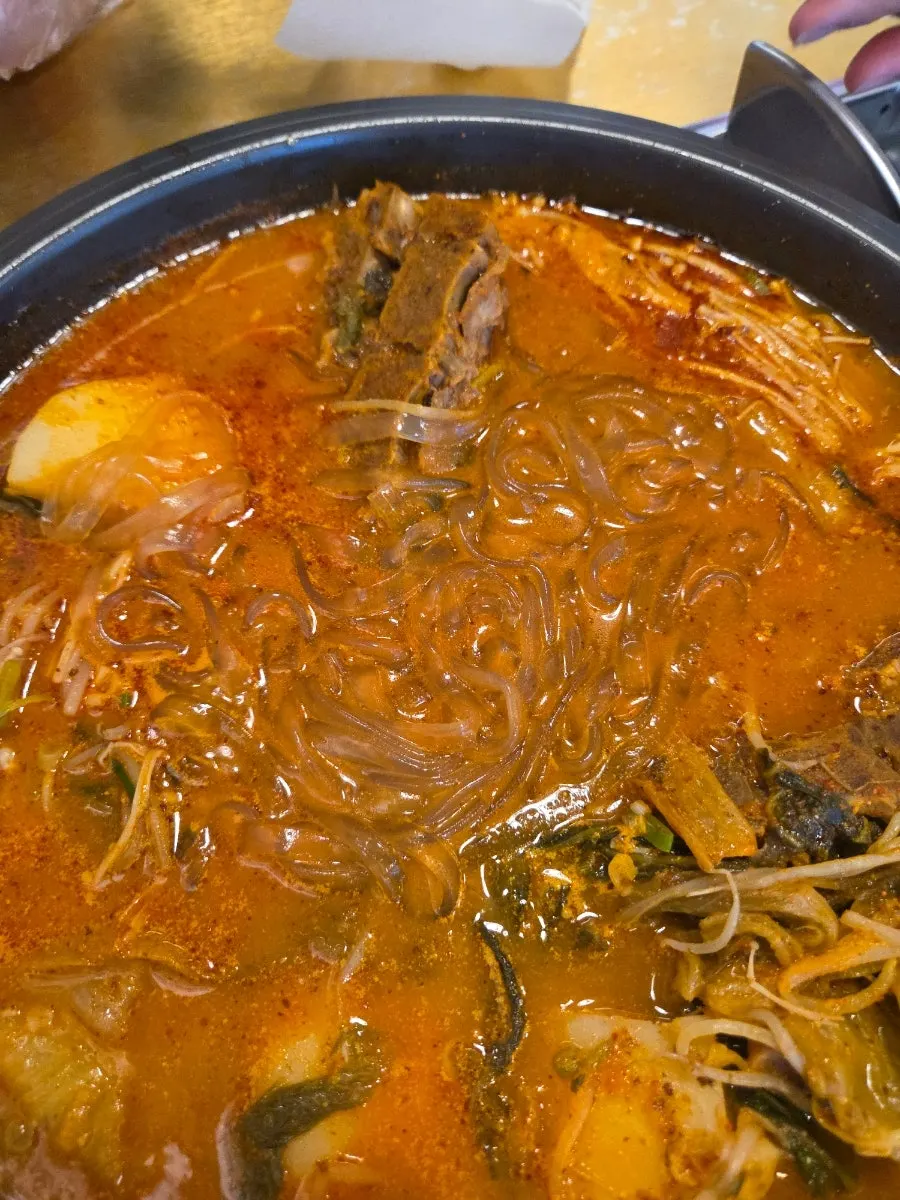 감자탕에 추가한 납작당면 사리