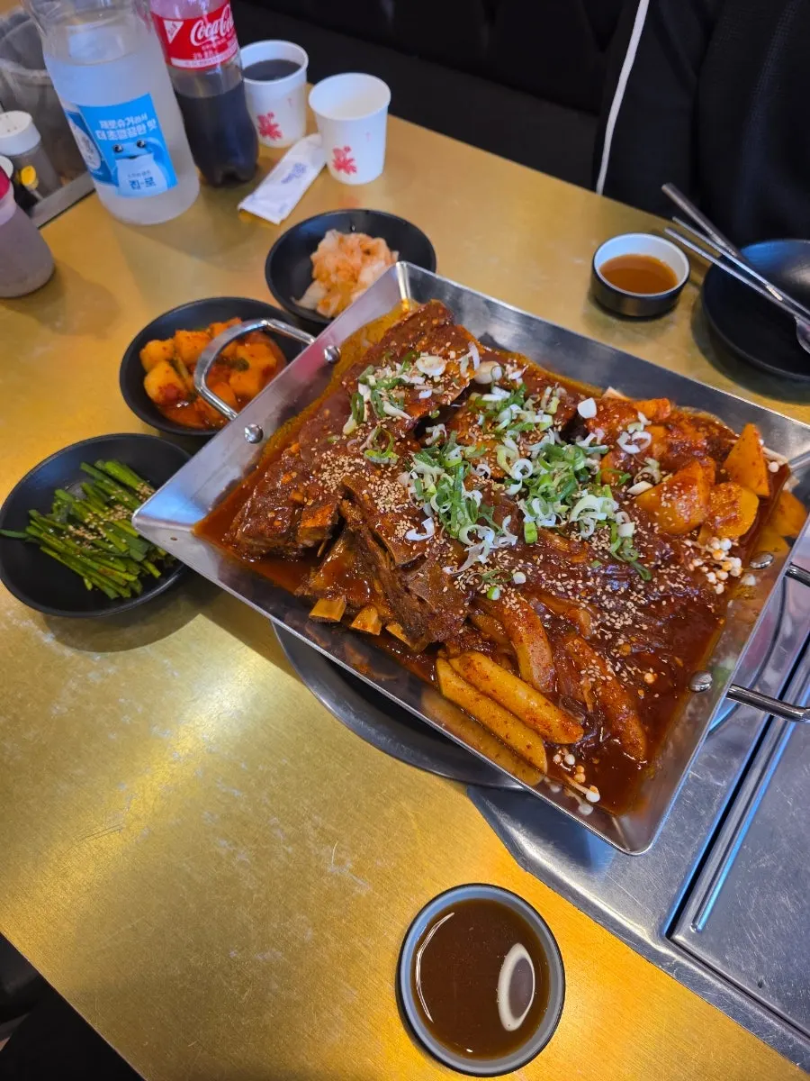 양념이 졸여진 불뼈찜 한 상