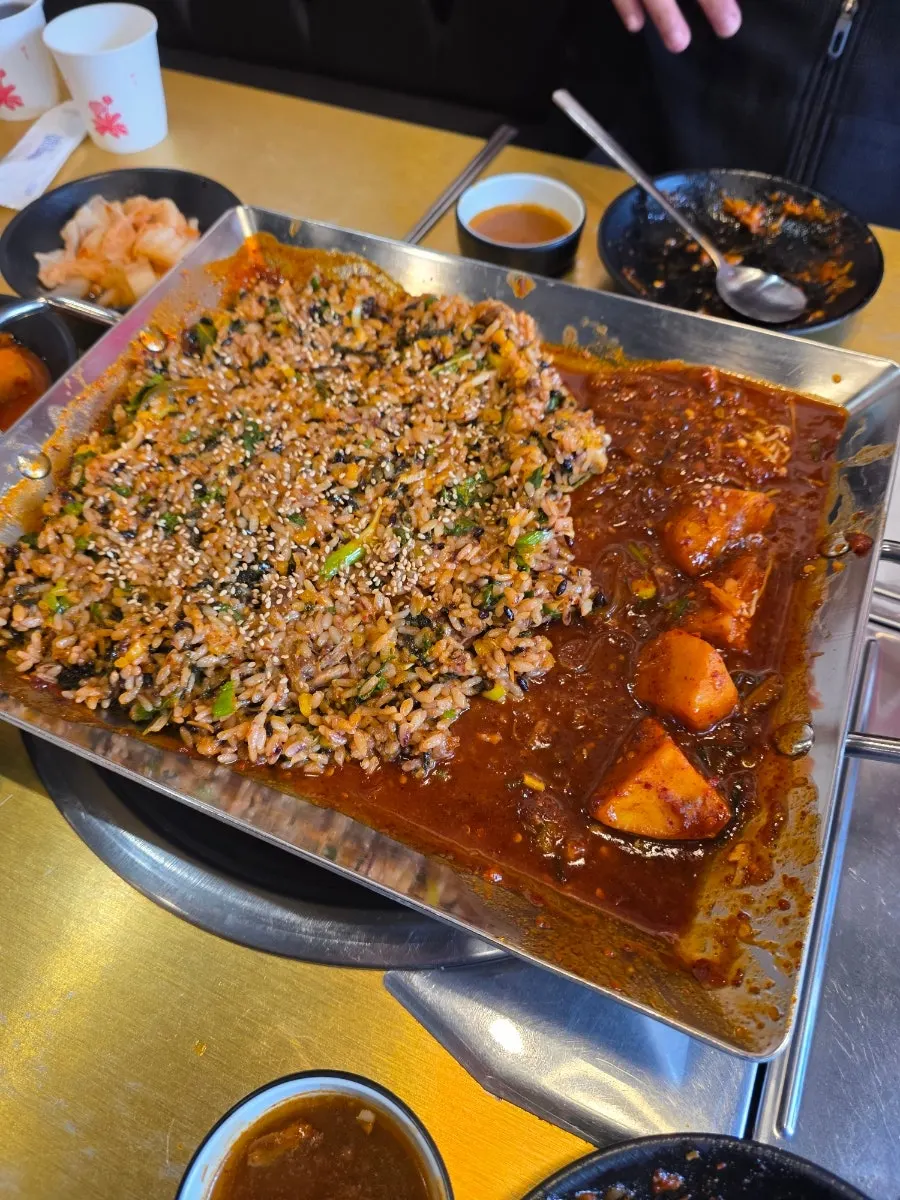 불뼈찜 양념을 남겨 볶아준 볶음밥