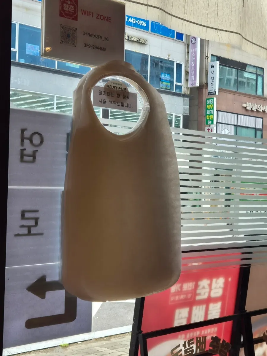 매장 입구 쪽 충전 공간