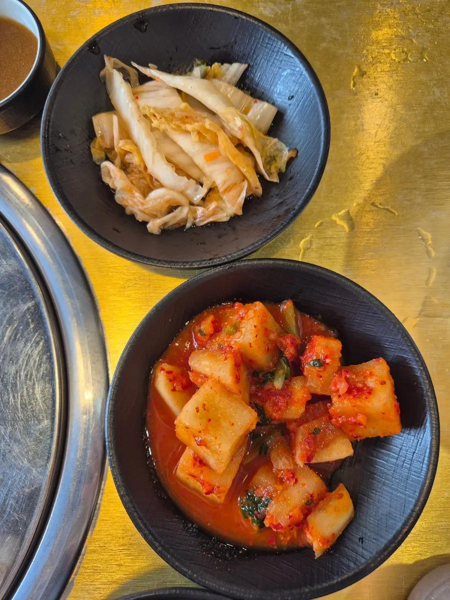 기본 반찬으로 나온 김치와 깍두기