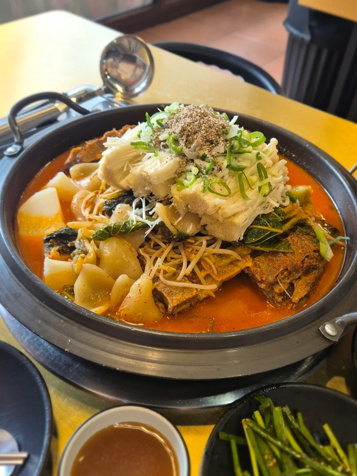 푸짐하게 차려진 청춘감자탕 중 사이즈