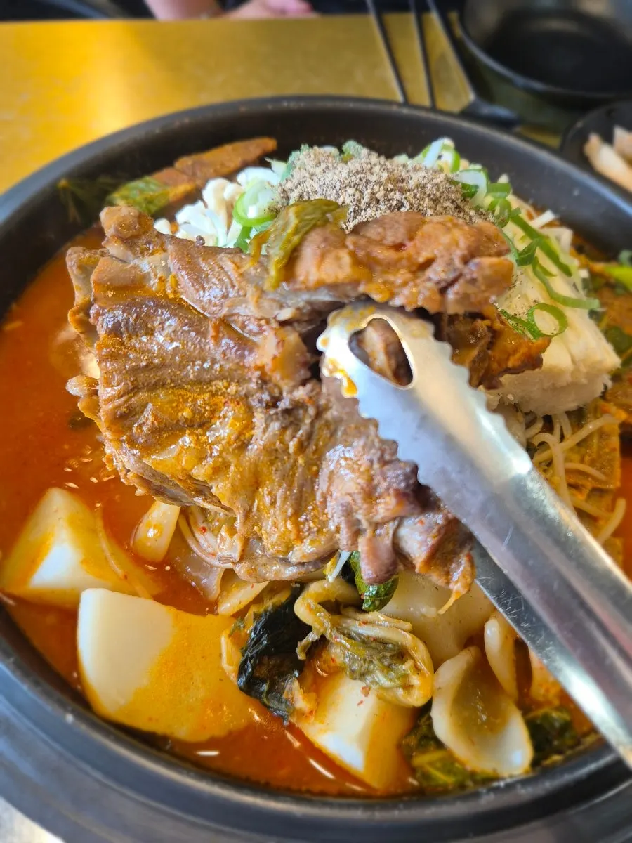 살이 많이 붙은 감자탕 등뼈