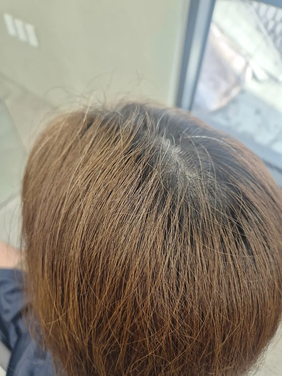 Consultation scene for patchy hair color