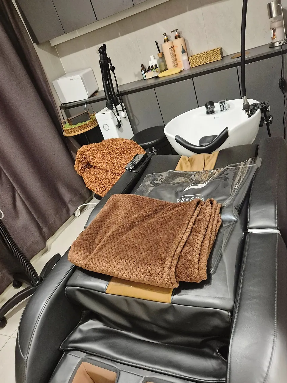 Calm, even cool-toned brown color