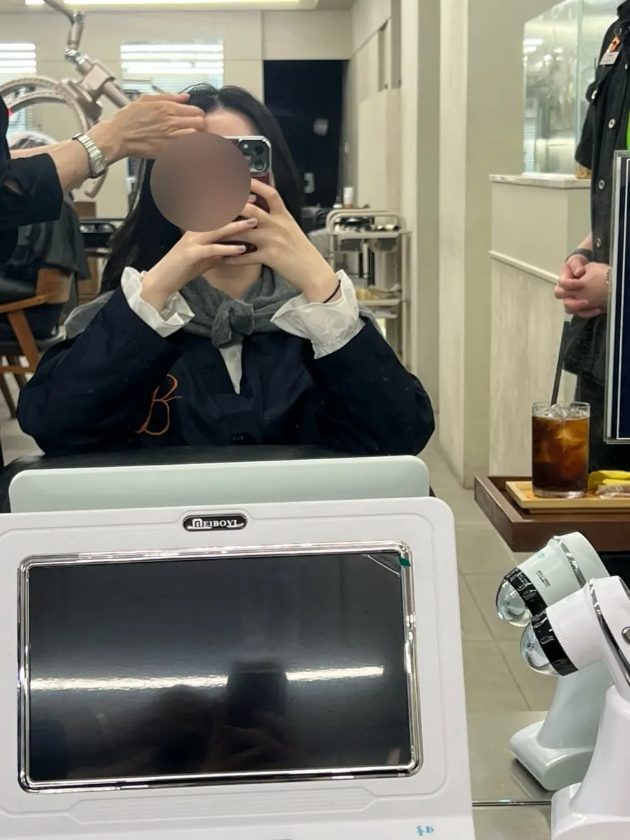 Checking hair condition with a scalp diagnostic machine