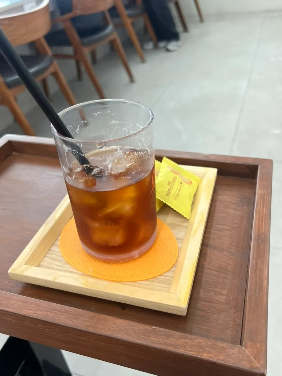 Iced americano and snacks served during treatment