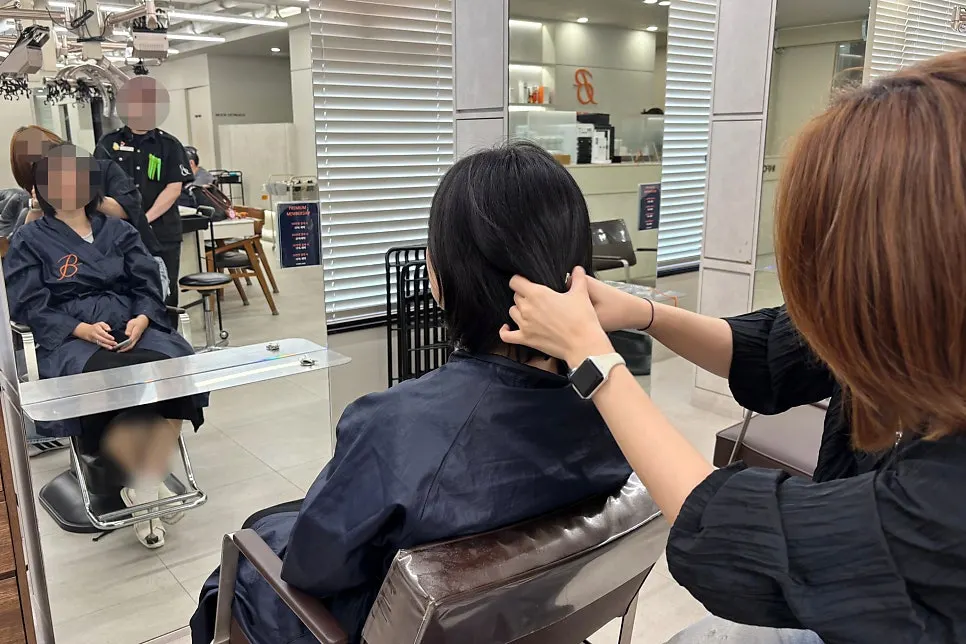 부원장님이 모발 상태를 확인하는 상담 장면