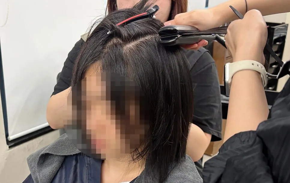 섹션을 나눠 매직기로 펴는 시술 장면