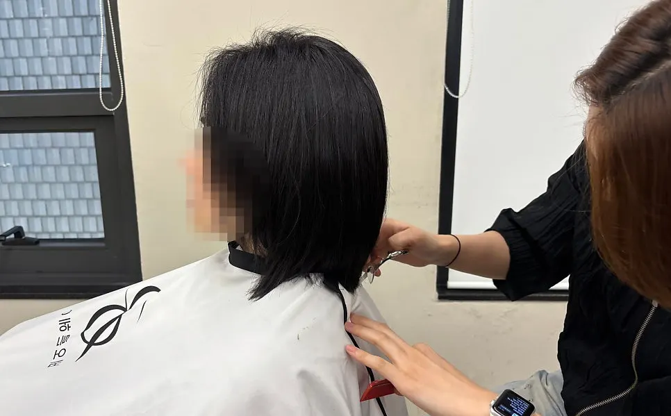 중화제를 바르고 대기하는 장면