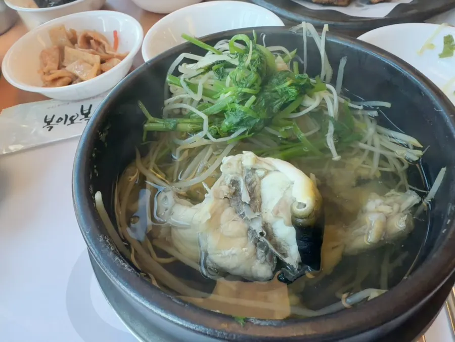 맑은 국물의 자연산 밀복지리 한 상