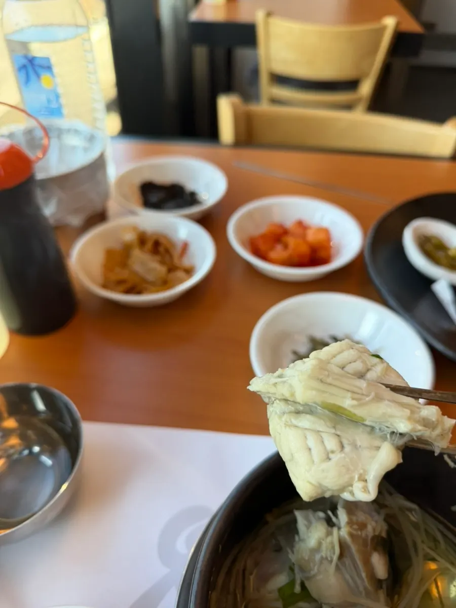 개운한 자연산 밀복지리 국물을 떠올린 모습