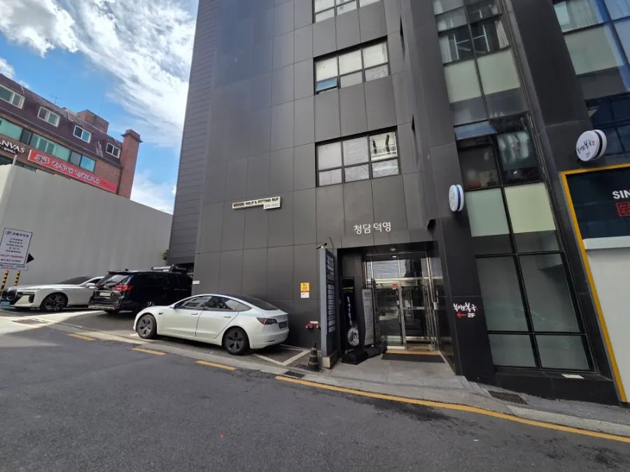 Exterior of the Cheongdam Deokyoung Building where Bogi-o Boguk is located