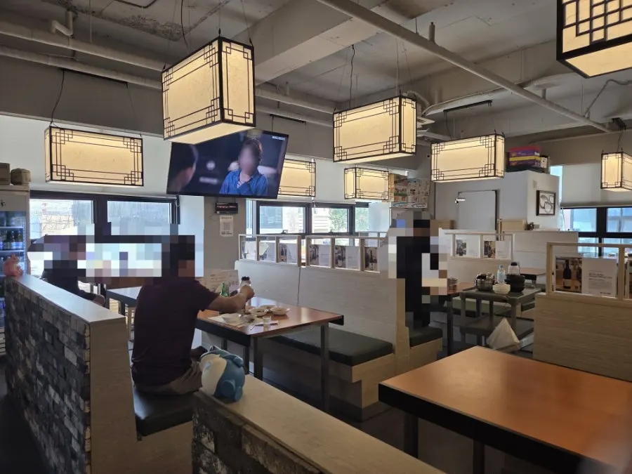 Bright, tidy interior of Bogi-o Boguk