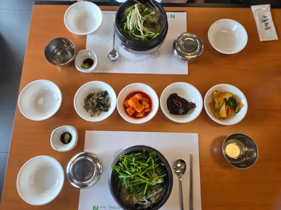 Side dishes and utensil setting at Bogi-o Boguk