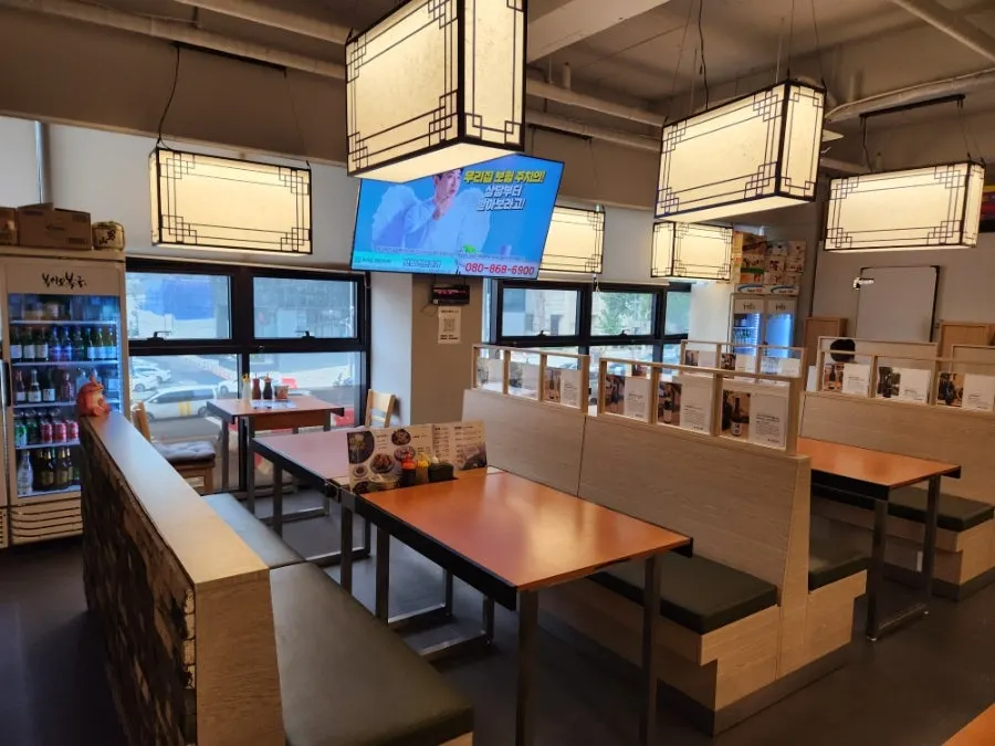 Spacious seating inside Bogi-o Boguk