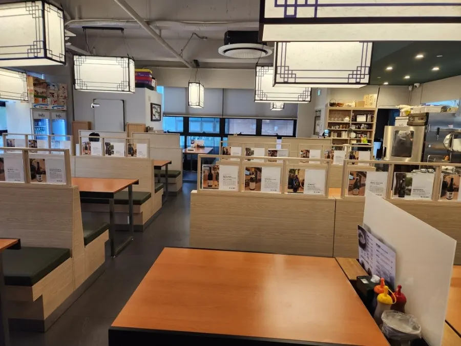 Wide view of the dining hall with large tables at Bogi-o Boguk