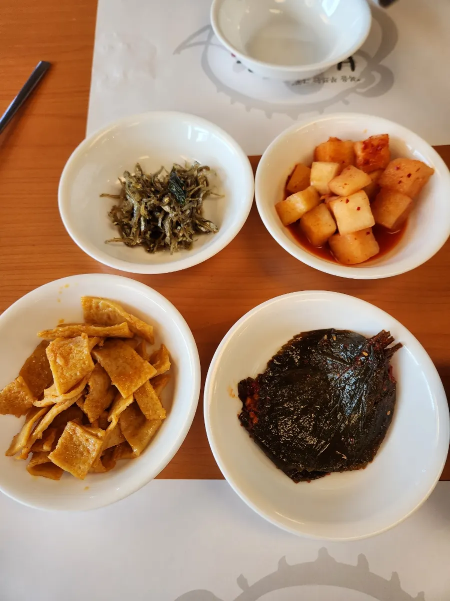 Bogi-o Boguk's basic side dish spread including pickled perilla leaves
