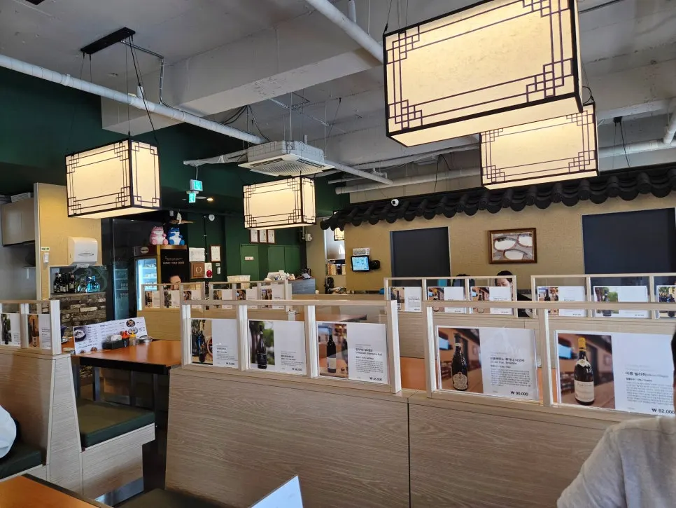 Spacious, pleasant hall seating at Bogi-o Boguk
