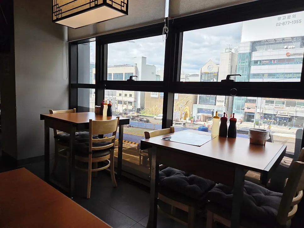 Interior of Bogi-o Boguk with widely spaced tables