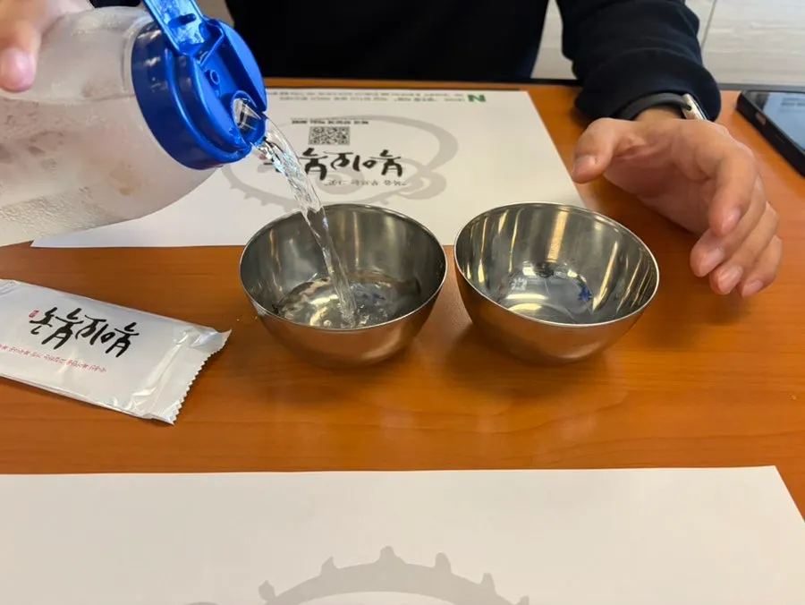 Water cup set that looks like a makgeolli glass