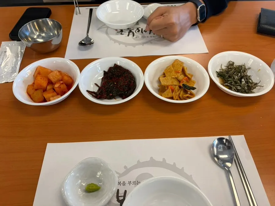 Basic side dishes set at Bogi-o Boguk
