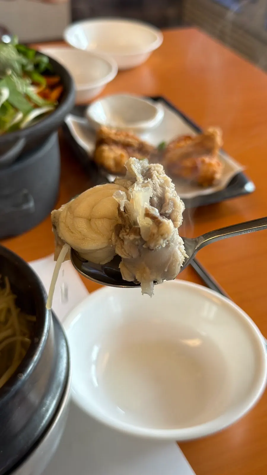 숟가락으로 떠올린 밀복국 국물